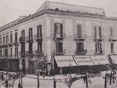 Ma i due luoghi pi� rinomati di quegli anni furono �Stoppani� e �Risorgimento�. Il primo venne fondato nel 1860 dal cioccolatiere svizzero Gaspare Stoppani con suo genero Fausto Poult e i fratelli Giacomo e Gaspare Lenzi